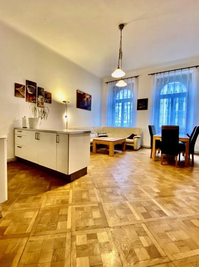 Spacious Cozy Apartments In Centre Прага Экстерьер фото