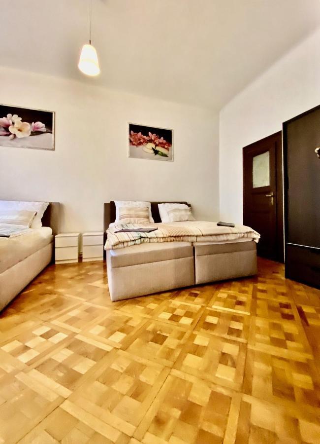 Spacious Cozy Apartments In Centre Прага Экстерьер фото