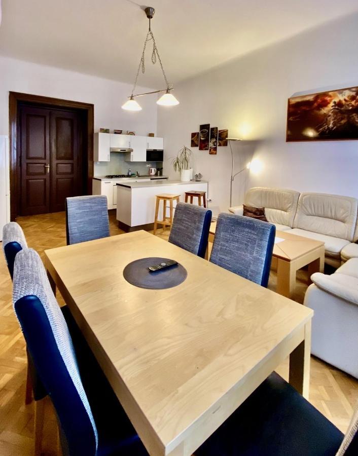 Spacious Cozy Apartments In Centre Прага Экстерьер фото