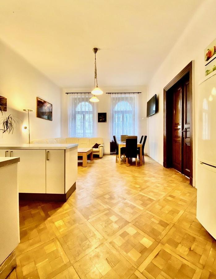 Spacious Cozy Apartments In Centre Прага Экстерьер фото