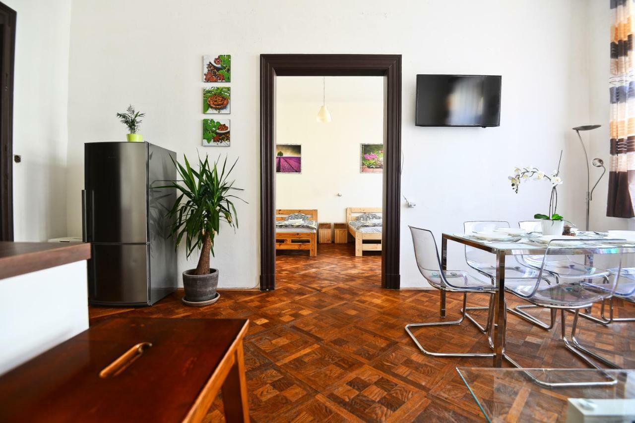 Spacious Cozy Apartments In Centre Прага Экстерьер фото