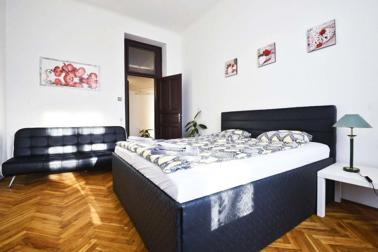 Spacious Cozy Apartments In Centre Прага Экстерьер фото