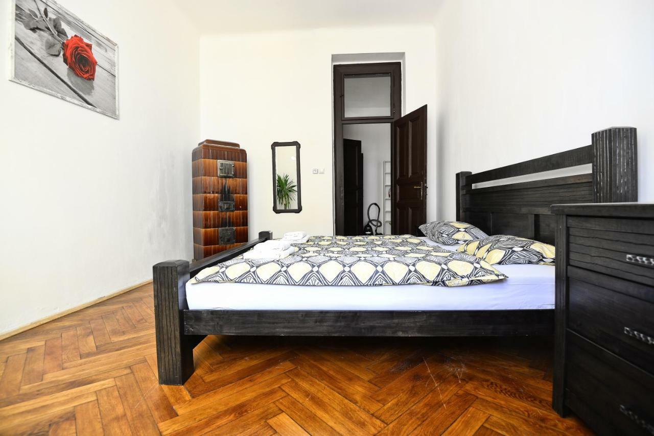 Spacious Cozy Apartments In Centre Прага Экстерьер фото