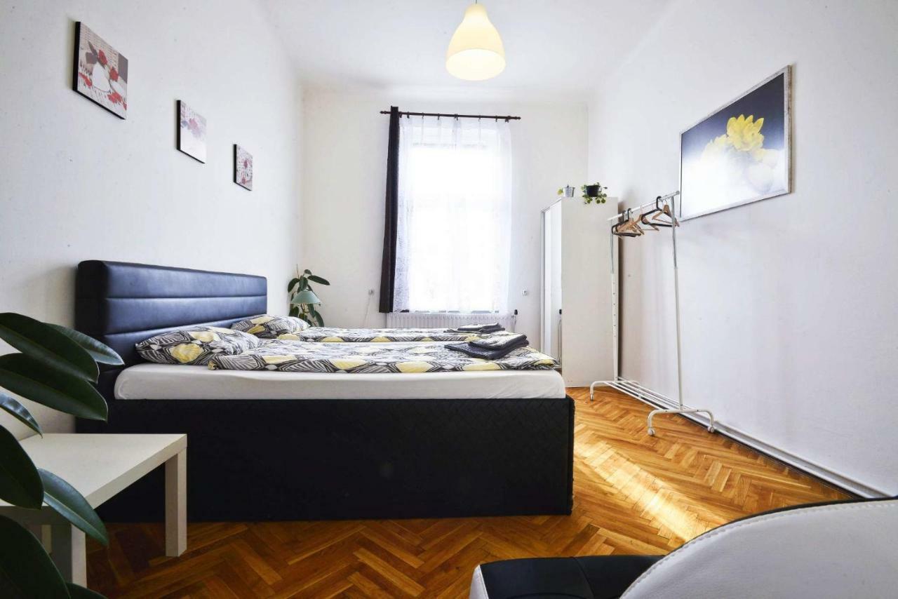 Spacious Cozy Apartments In Centre Прага Экстерьер фото